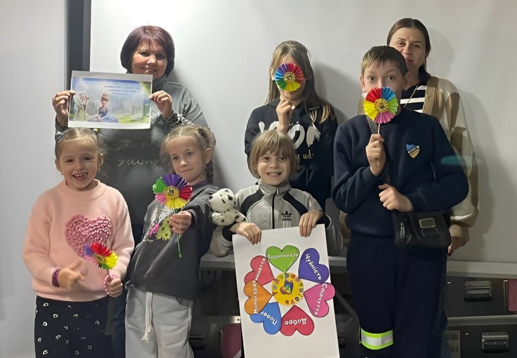 Учасники "мистецького майданчика толерантності" із своїми різнокольоровими поробками