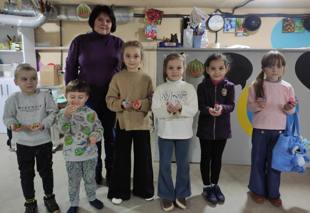 Діти - учасники заходу - із різнокольоровими свищиками в руках