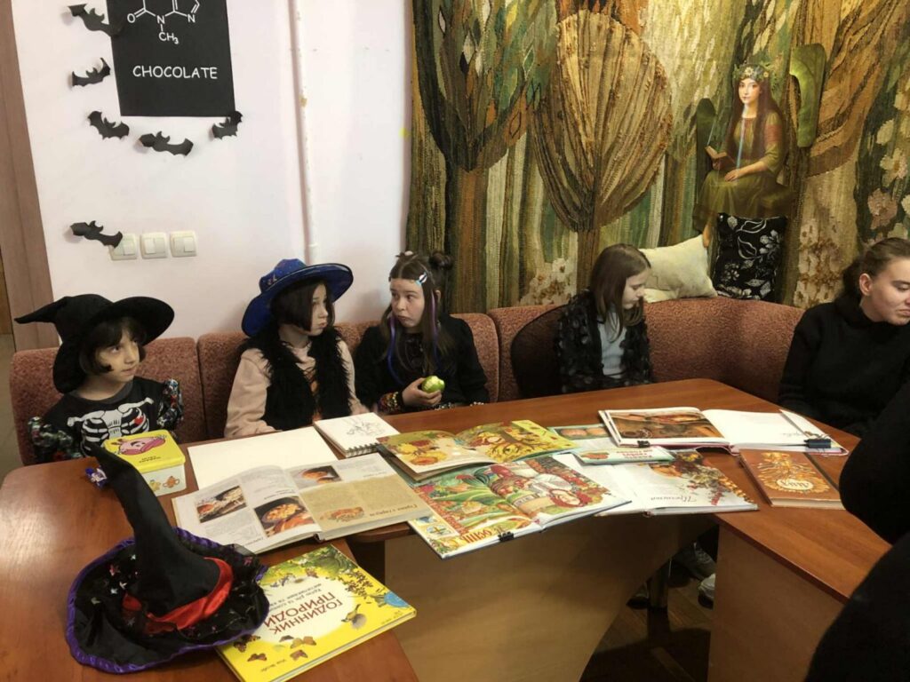 Учасники заходу в геловінських костюмах