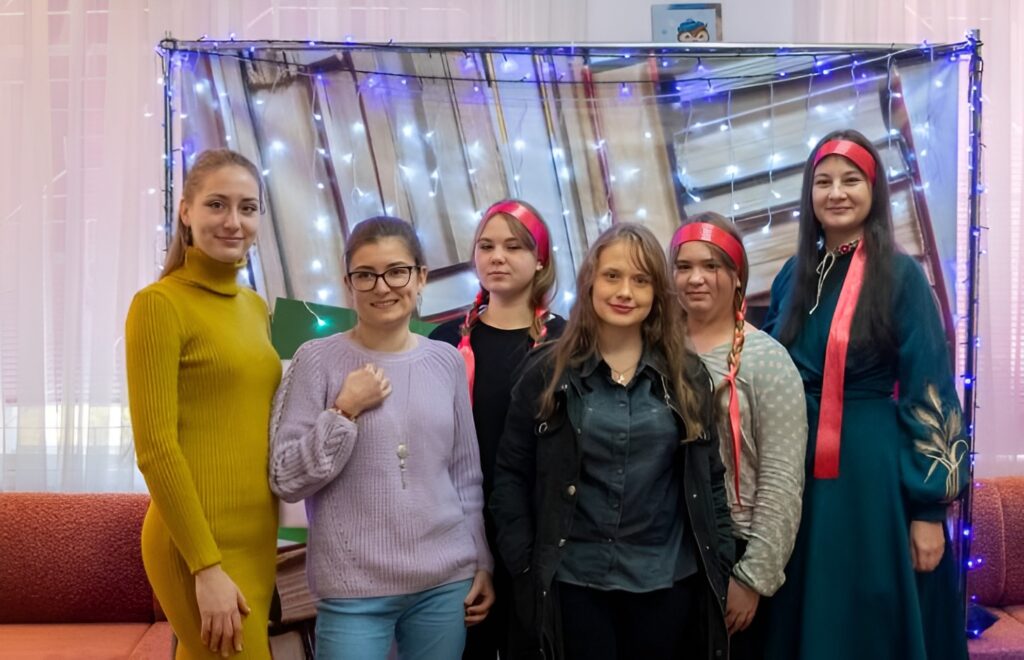 Учасниці зустрічі клубу, присвяченої дівочим ворожінням в українській народній традиції