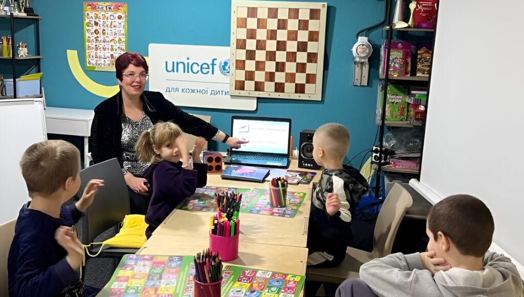 Учасники програми із дитячого клубу "Читай-компанія" слухають розповідь бібліотекарки