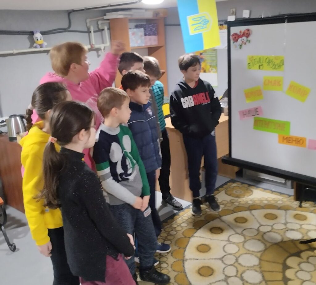 Учасники читацької програми в укритті