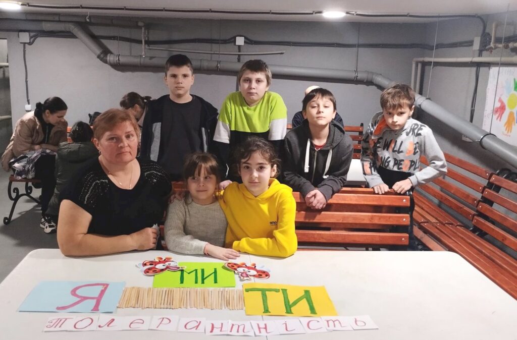 Бібліотекарка та підлітки - учасники програми з нагоди Всесвітнього дня толерантності