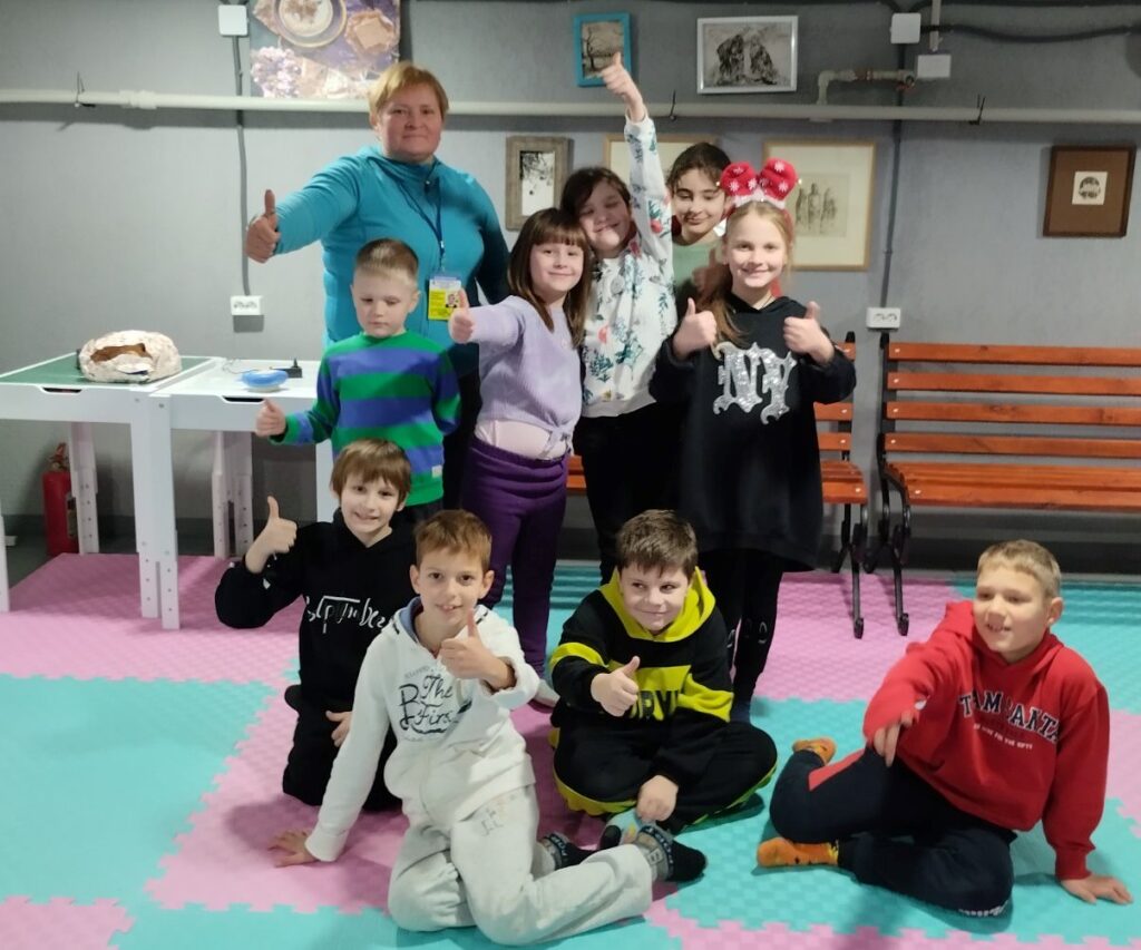 Учасники програми в дитячому просторі в укритті