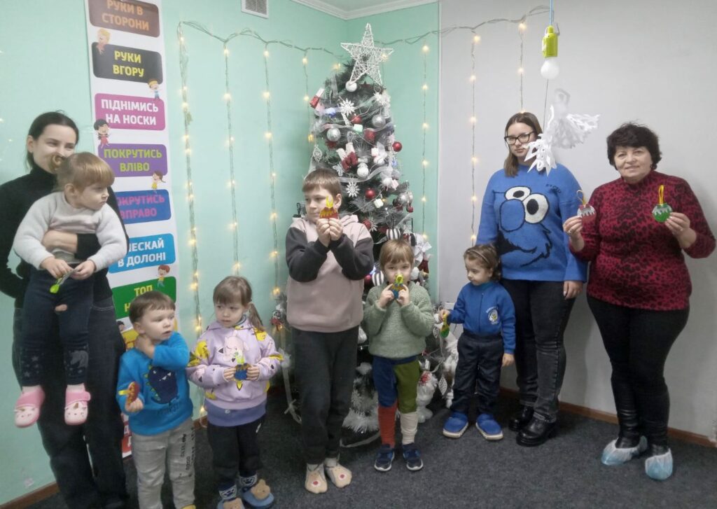 "Бібліомалята" біля різдвяної ялинки