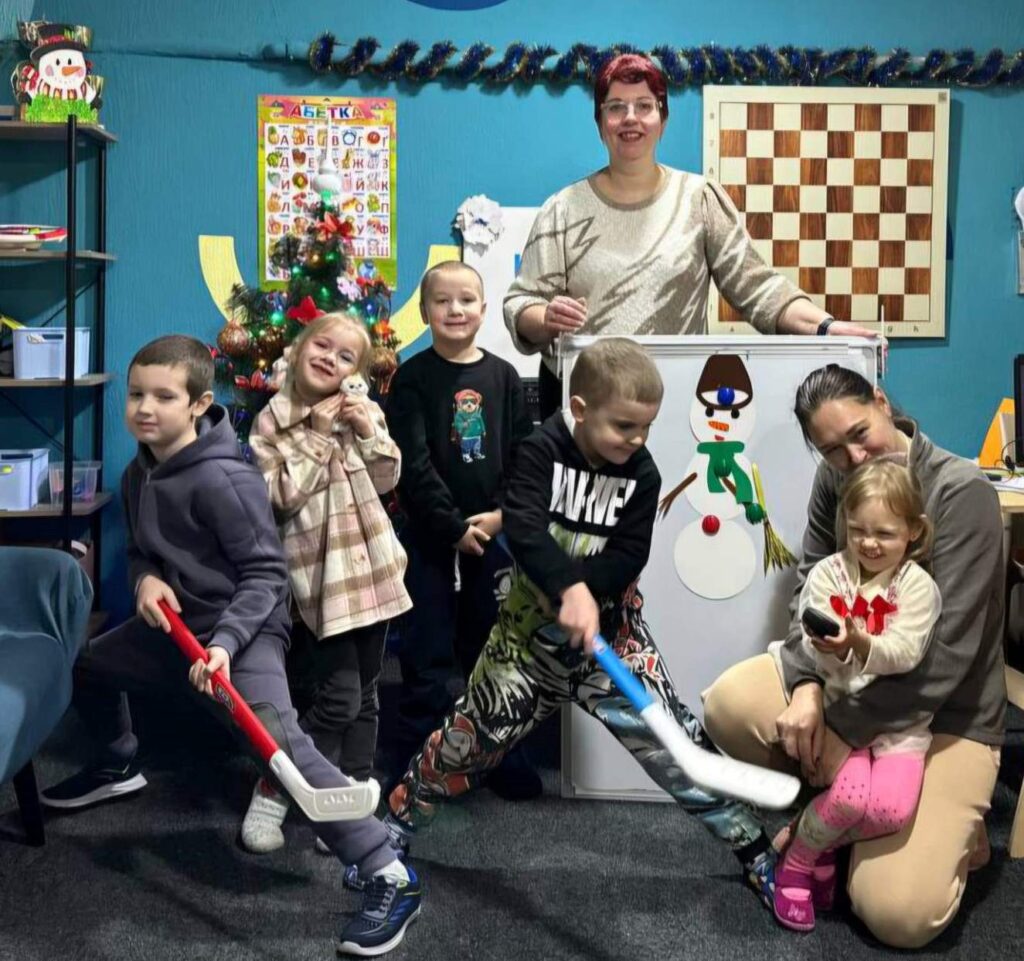 Учасники передріздвяної зустрічі дитячого клубу "Читай-компанія"