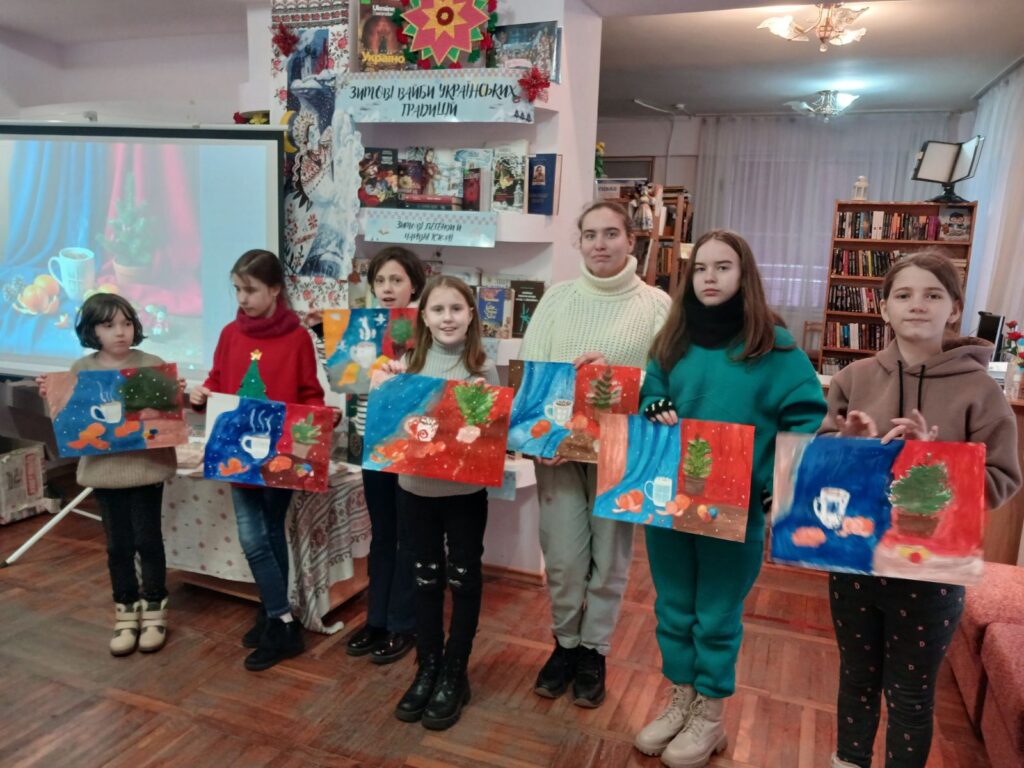 Учасниці художньої студії демонструють свої малюнки