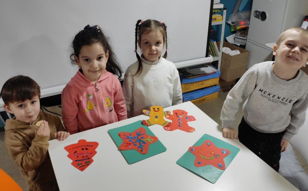 Малееькі учасники зустрічі зі своїми поробками-аплікаціями -"різдвяними пряниками"