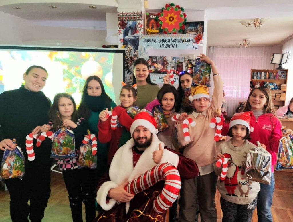 Учасники зустрічі в бібліотеці з новорічними атрибутами