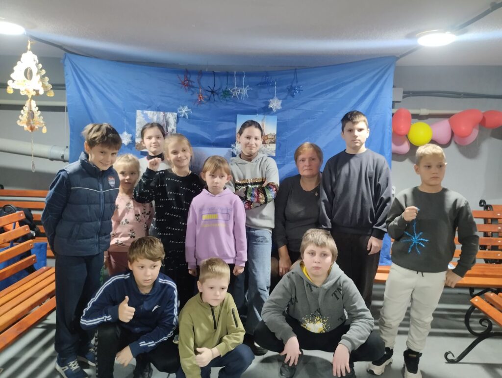 Учасники зимової поетичної програми в укритті