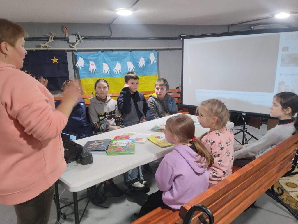 Діти під час бесіди з бібліотекарем