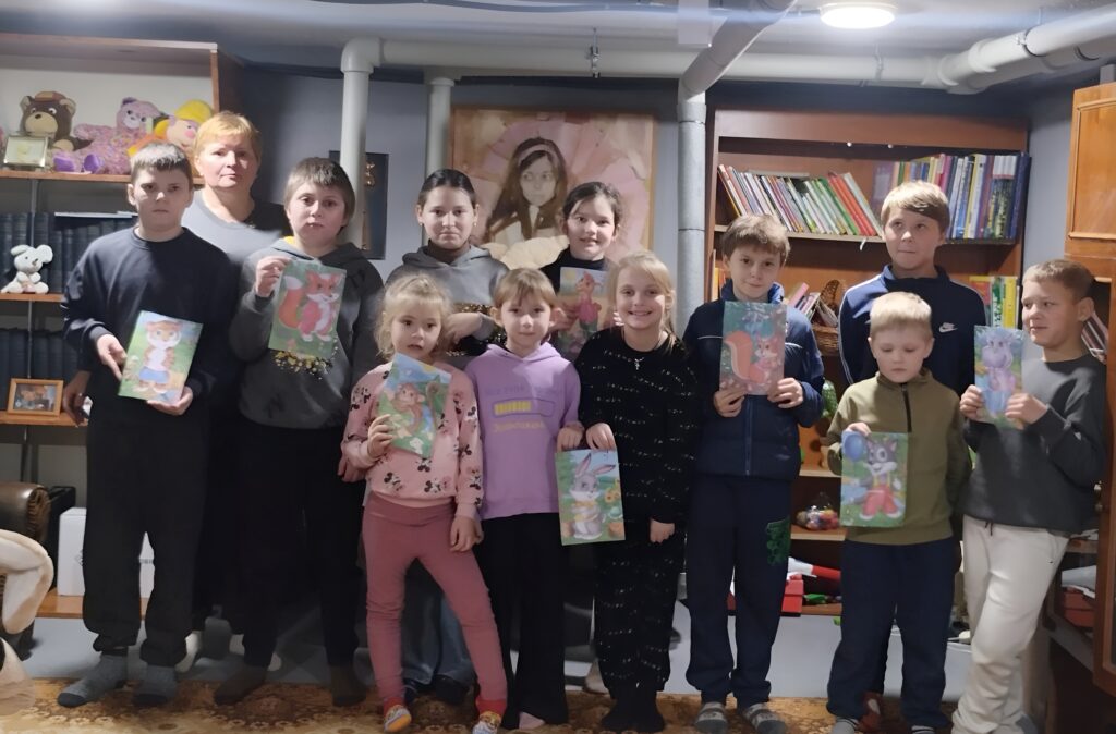 Учасники читацької ігрової програми в безпечному дитячому просторі