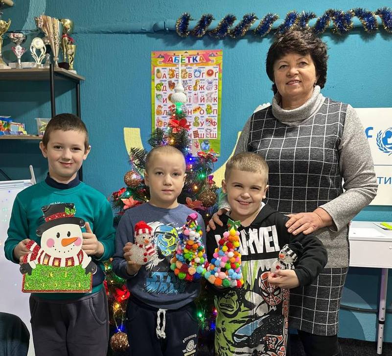 Учасники майстерки зі створення прикрашеної ялиночки з картонного конуса