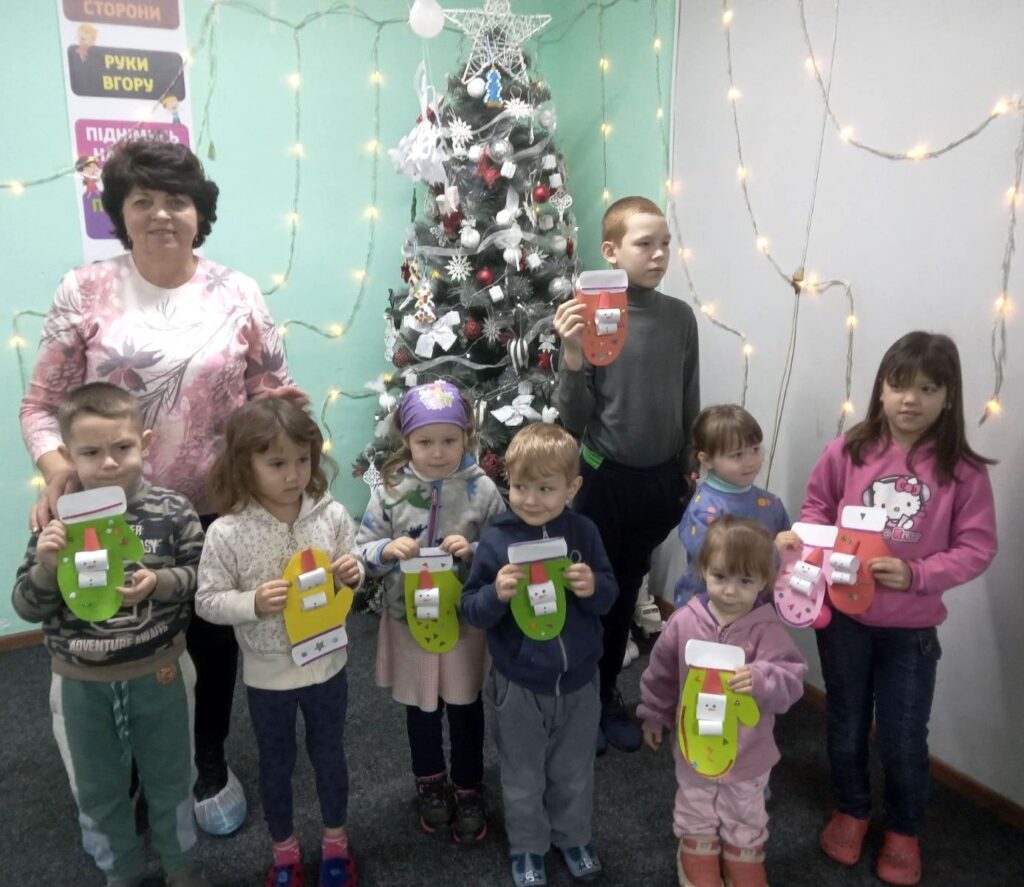 Учасники студії "Бібліомалята" зі своїми поробками-"рукавичками"