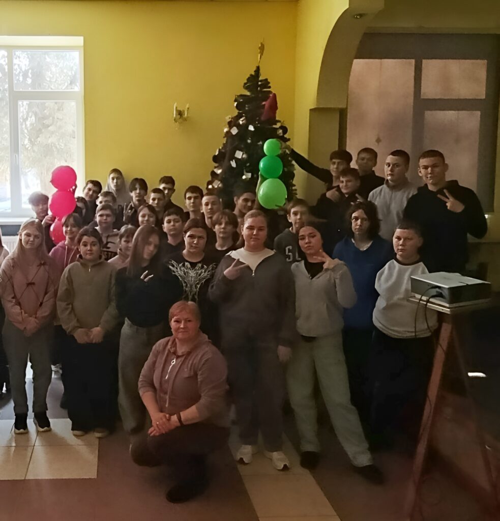 Учасники святкування Дня сніговика біля різдвяної ялинки