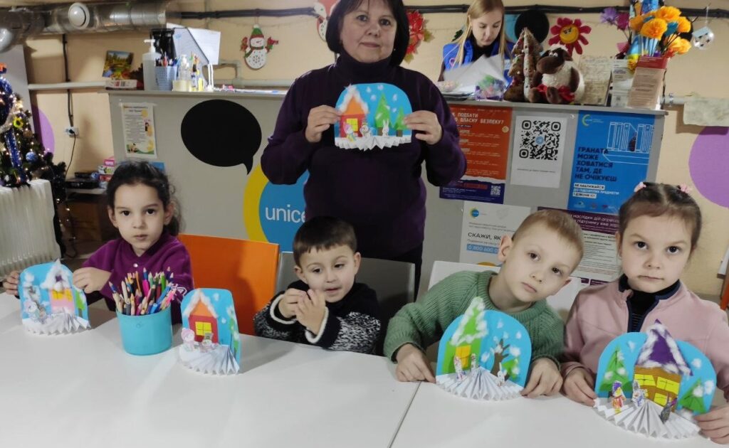 Учасники  майстерки в укритті зі своїми зимовими паперовими поробками