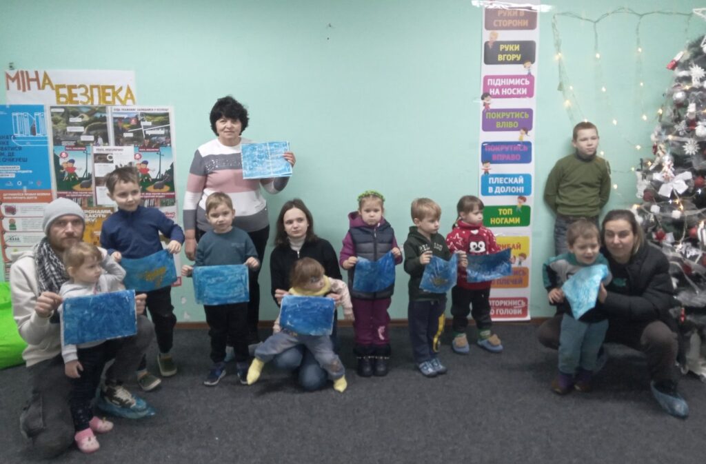 Учасники майстерки із своїми "морозними" візерунками, відтвореними на папері