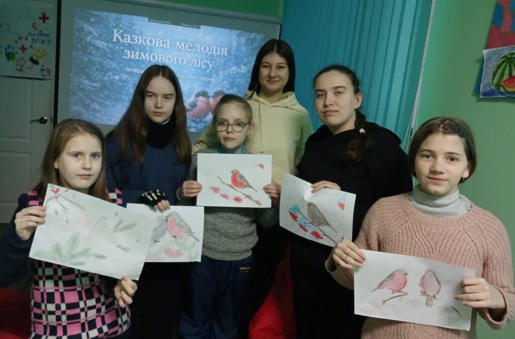 Учасники інтерактивної майстерки зі своїми малюнками