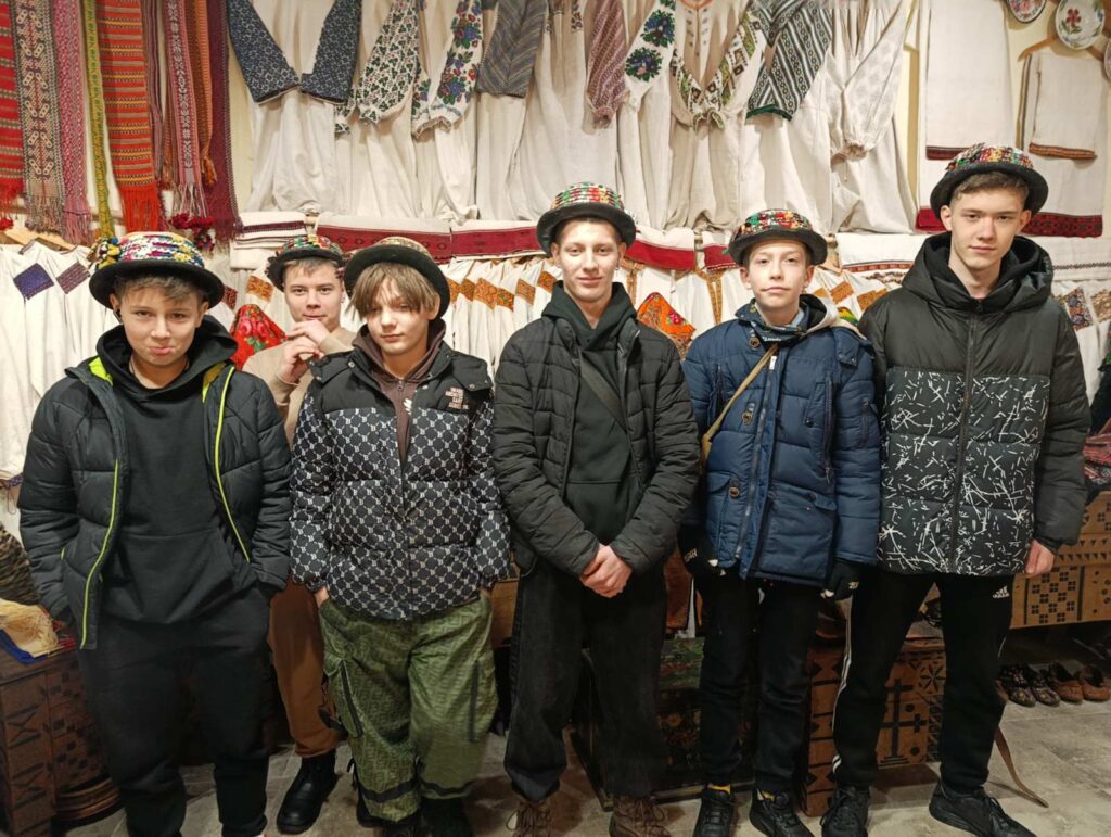 Хлопці - учасники заходу до Дня капелюха 