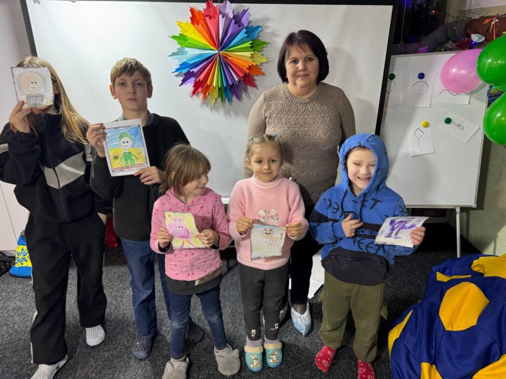 Учасники клубу демонструють свої малюнки кумедних персонажів