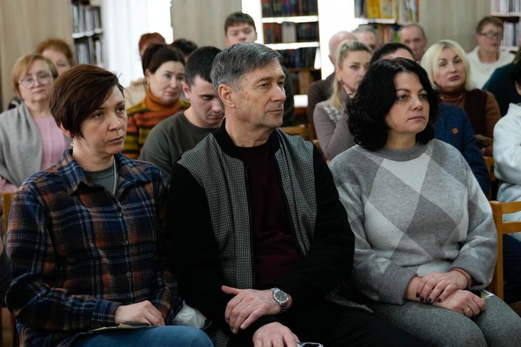 Учасники заходу в залі бібліотеки. На передньому плані - Віолетта Царькова та Олександр Книга