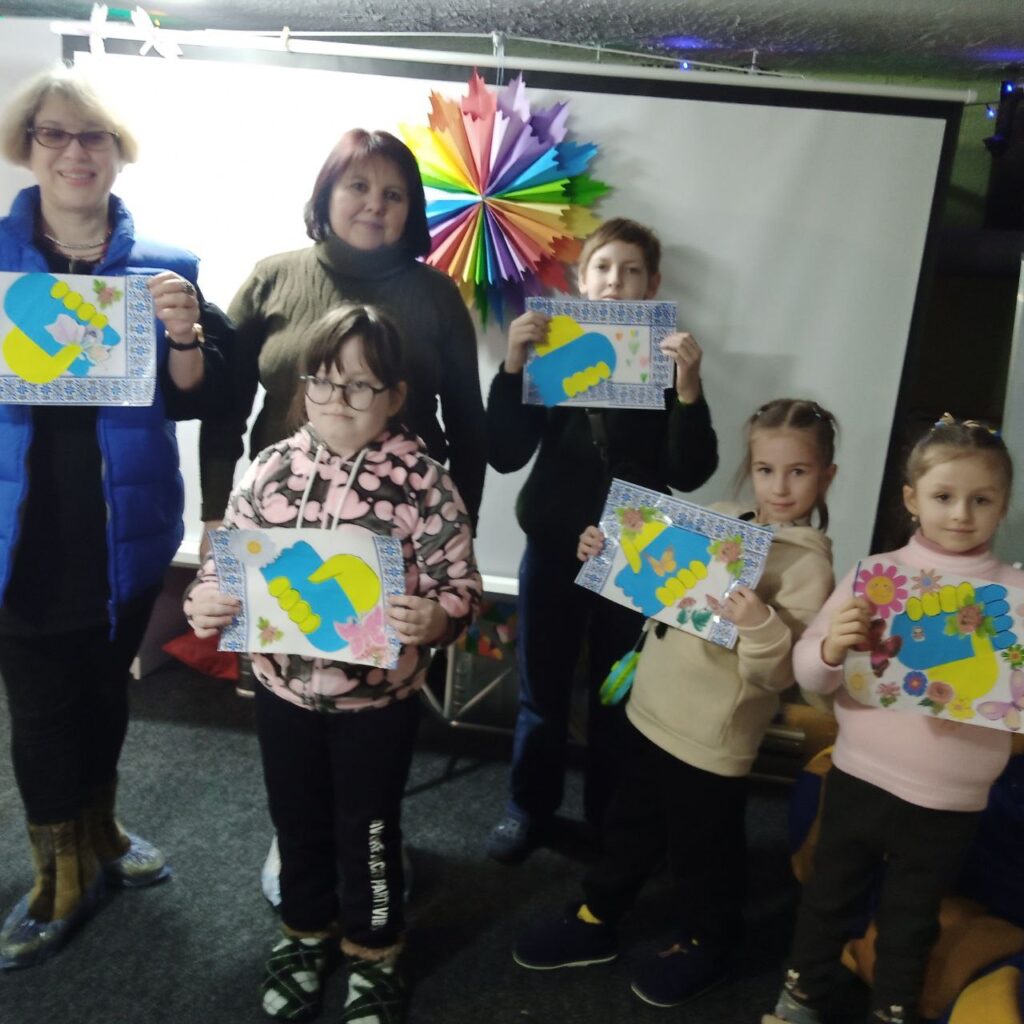 Учасники дитячого читацького клубу з поробками, виготовленими на майстерці