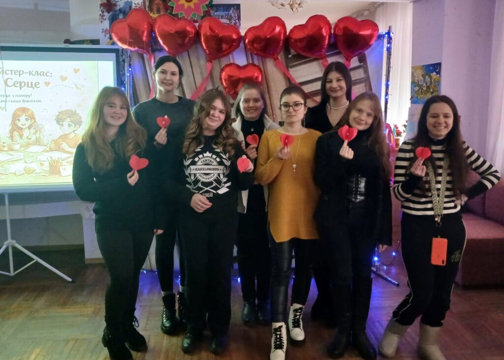 Учасники зустрічі клубу "MoNoLit" з виготовленими на майстерці сердечками-валентинками