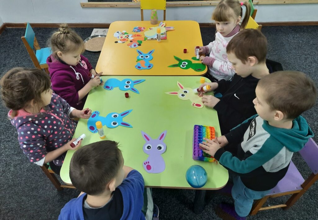 Бібліомалята на майстерці виготовляють казкових персонажів-аплікації