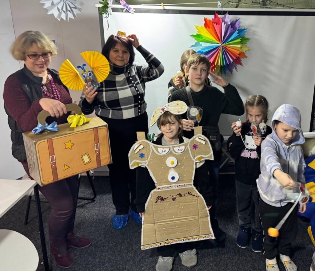 Учасники зустрічі зі своїми еко-виробами