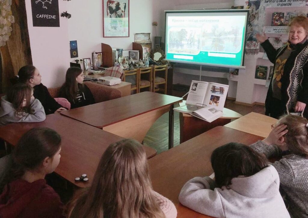 Учасники заходу знайомляться на екрані з доробком Віктора Трапенка