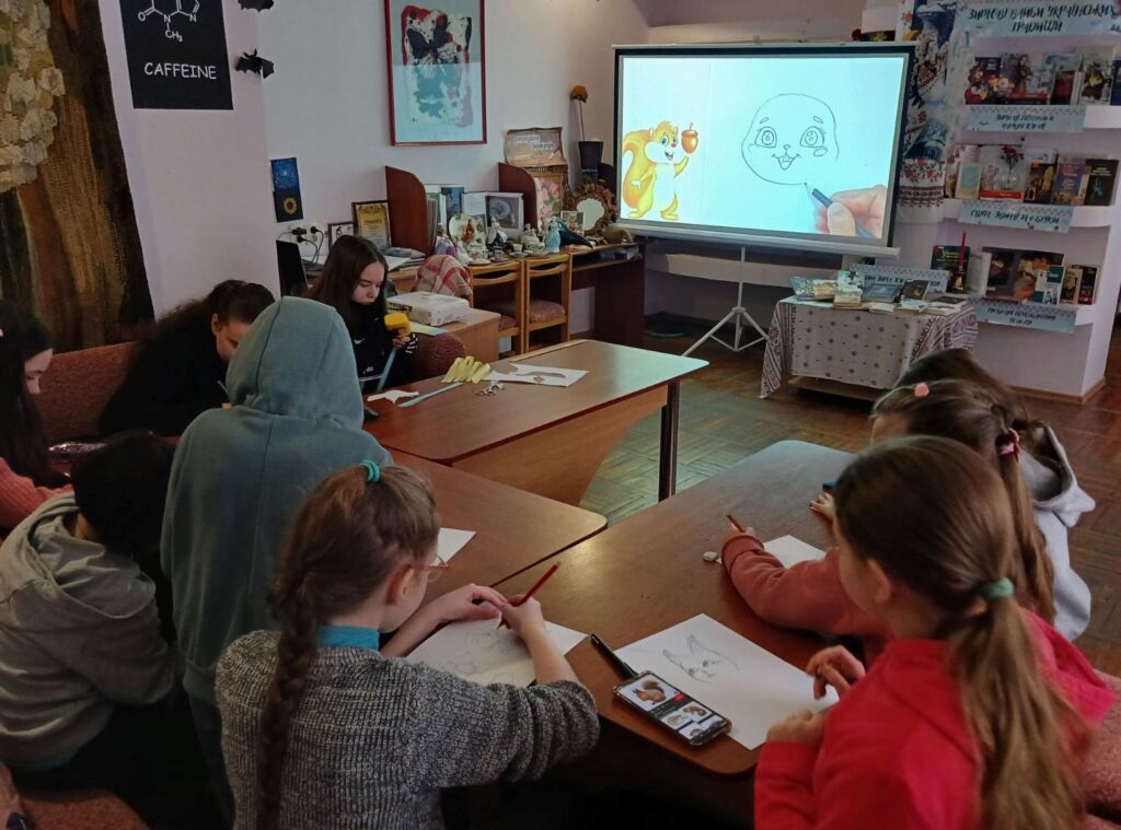 Учасники художньої студії під час заняття вчаться малювати білочку