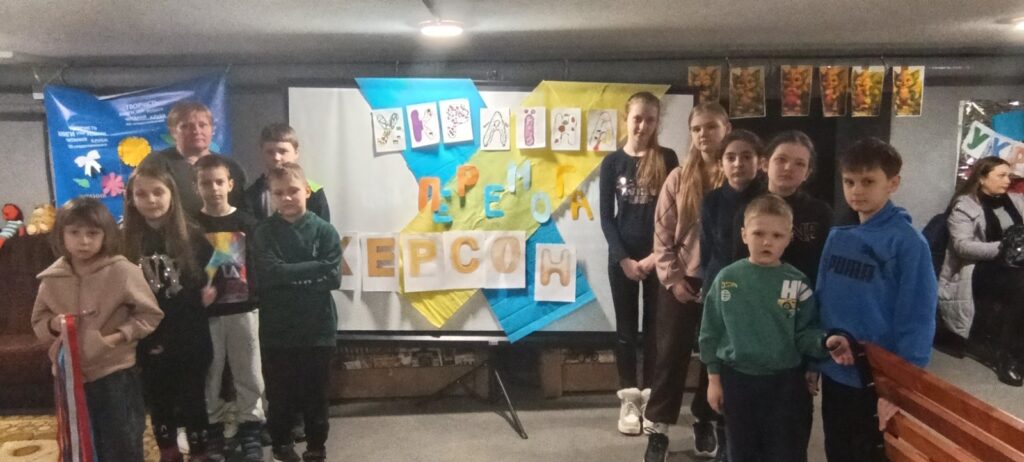 Учасники зустрічі в укритті з нагоди річниці повномасштабного вторгнення росії в Україну