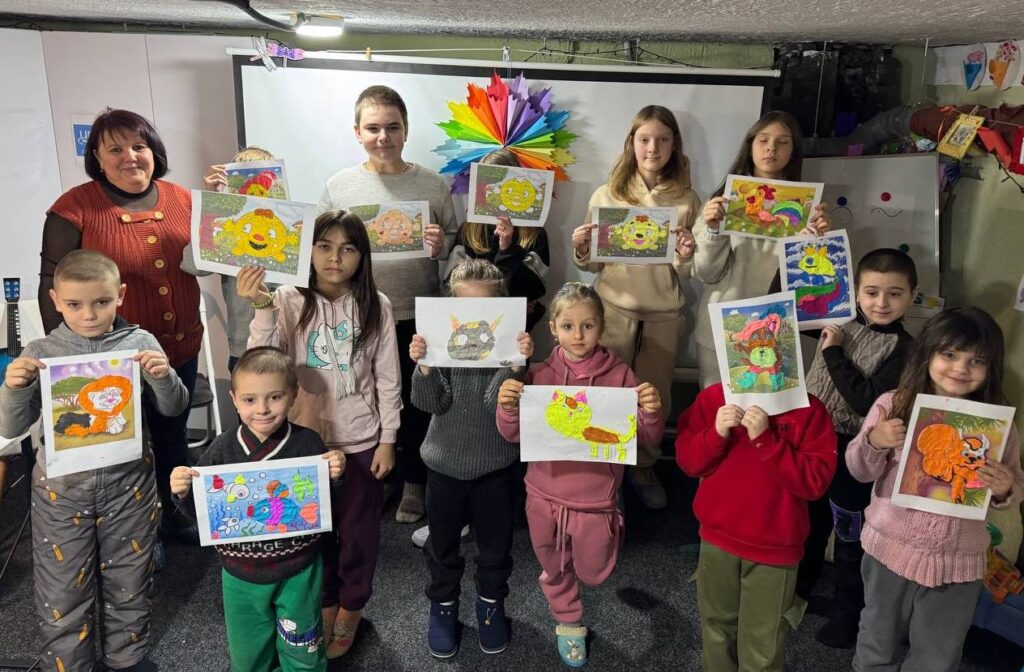 Учасники майстерки зі своїми роботами з пластиліну