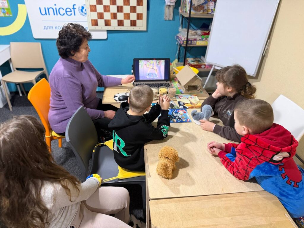 Діти майструють годівнички