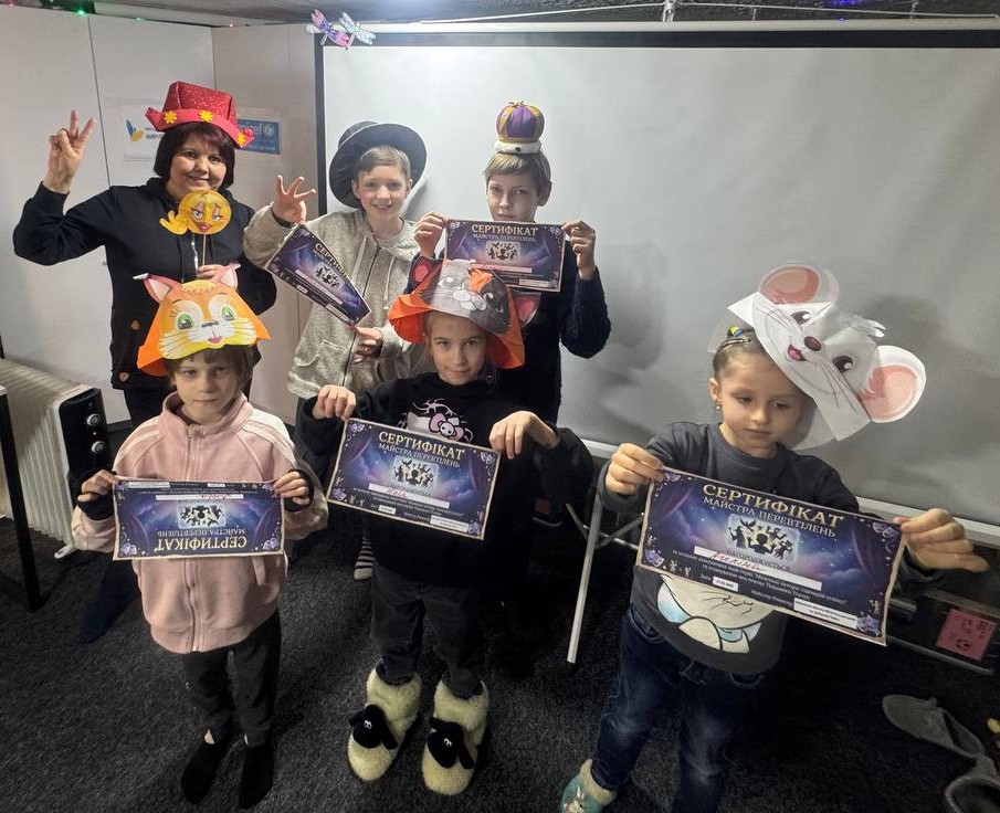 Маленькі "актори" в капелюшках-"масках персонажів"