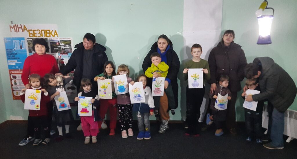 Учасники святкової майстерки в студії "Бібліомалята"