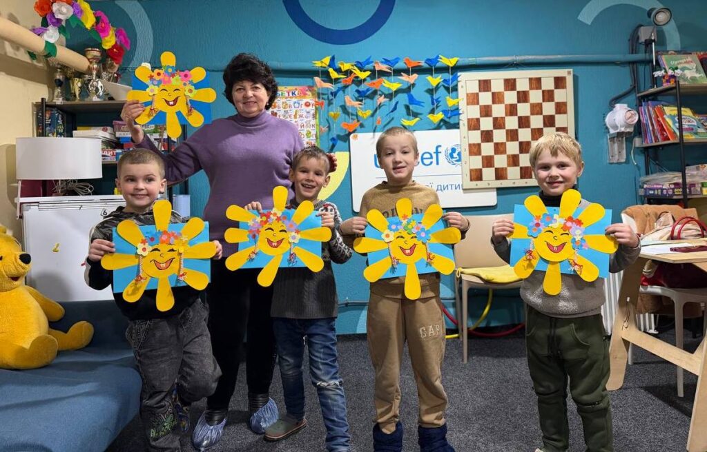 Учасники майстерки зі своїми аплікаціями-"сонечками"