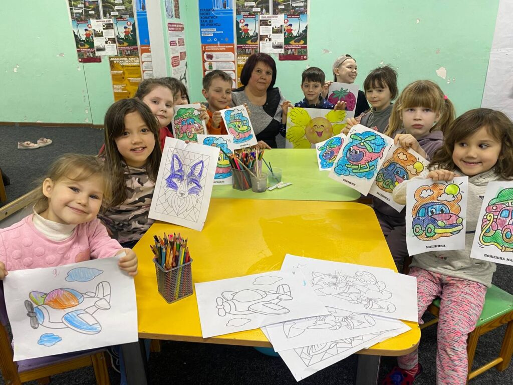 Учасники студії "Бібліомалята" зі своїми розфарбовками