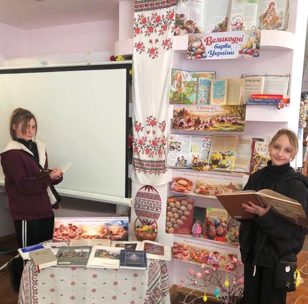 Читачки бібліотеки біля експозиції великодньої книжкової виставки