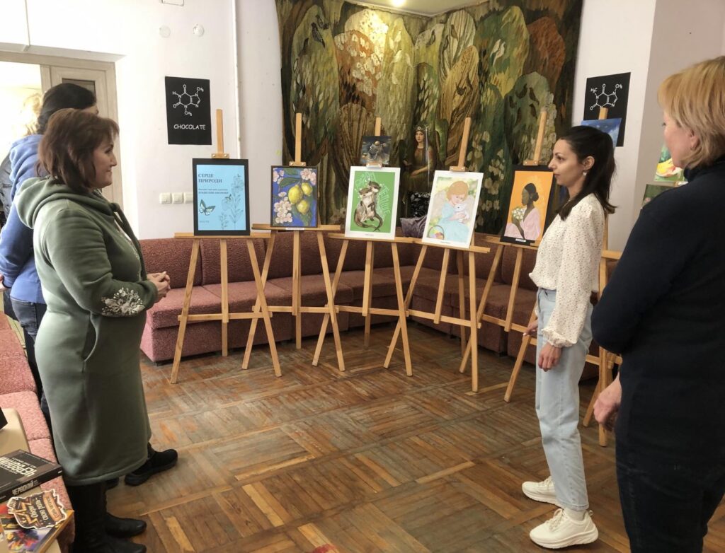 Фото, на відкритті виставки художніх робіт Владислави Анісімової