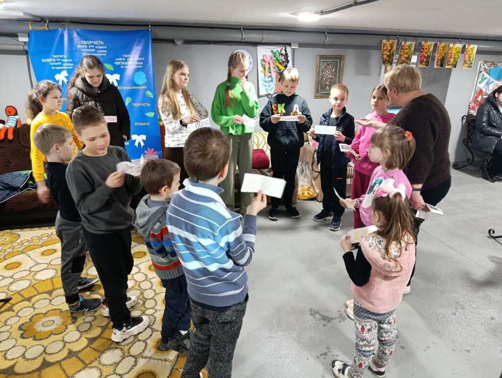 Учасники заходу зібрались у коло на великодні розваги