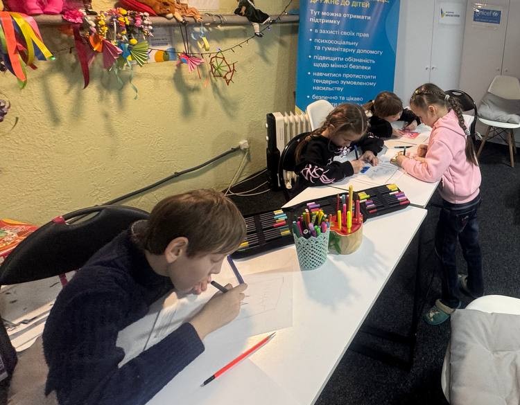 Діти за малюванням за мотивами прочитаного