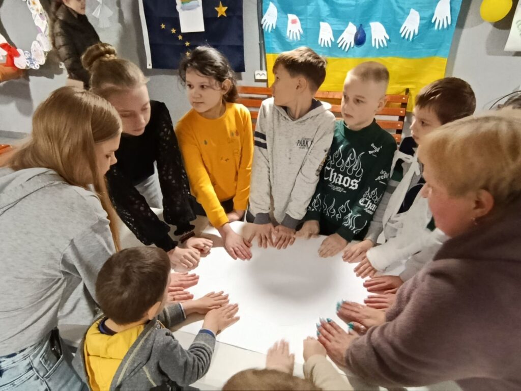 Учасники еко-колажу зібрались у коло