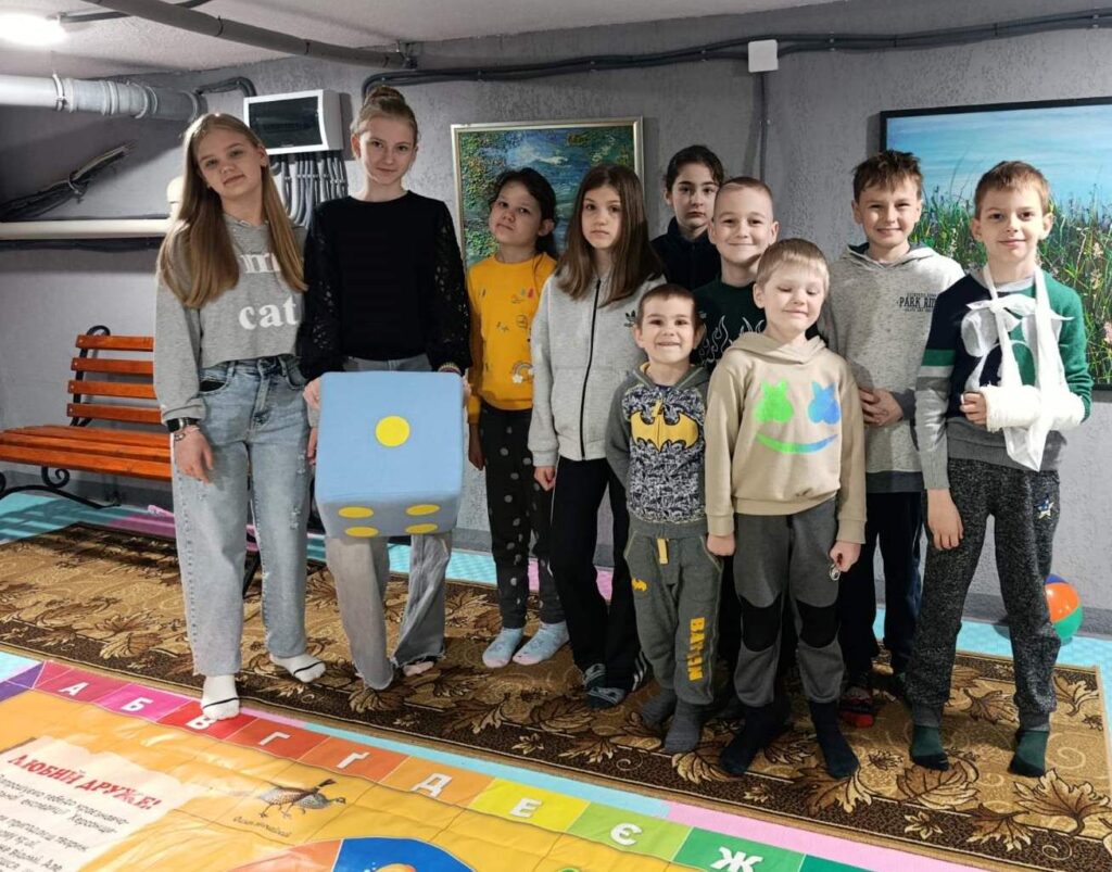 Учасники краєзнавчої гри з використанням поля-мапи Херсонської області великого формату