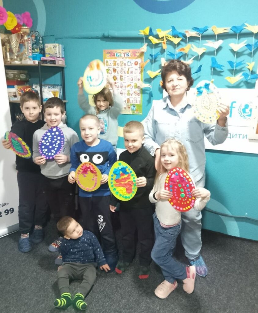 Учасники майстерки зі своїми "писанками", декорованими на картоні