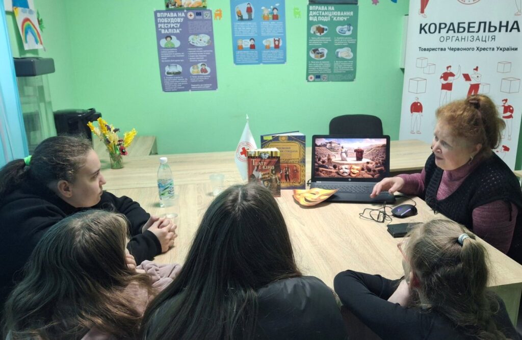 Учасники зустрічі слухають розповідь бібліотекарки