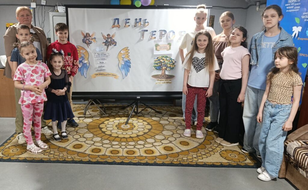 Учасники програми до Дня Героїв в херсонському укритті