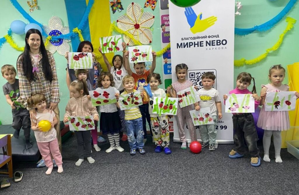 Учасники художньої студії зі своїми малюнками жучків-сонечок