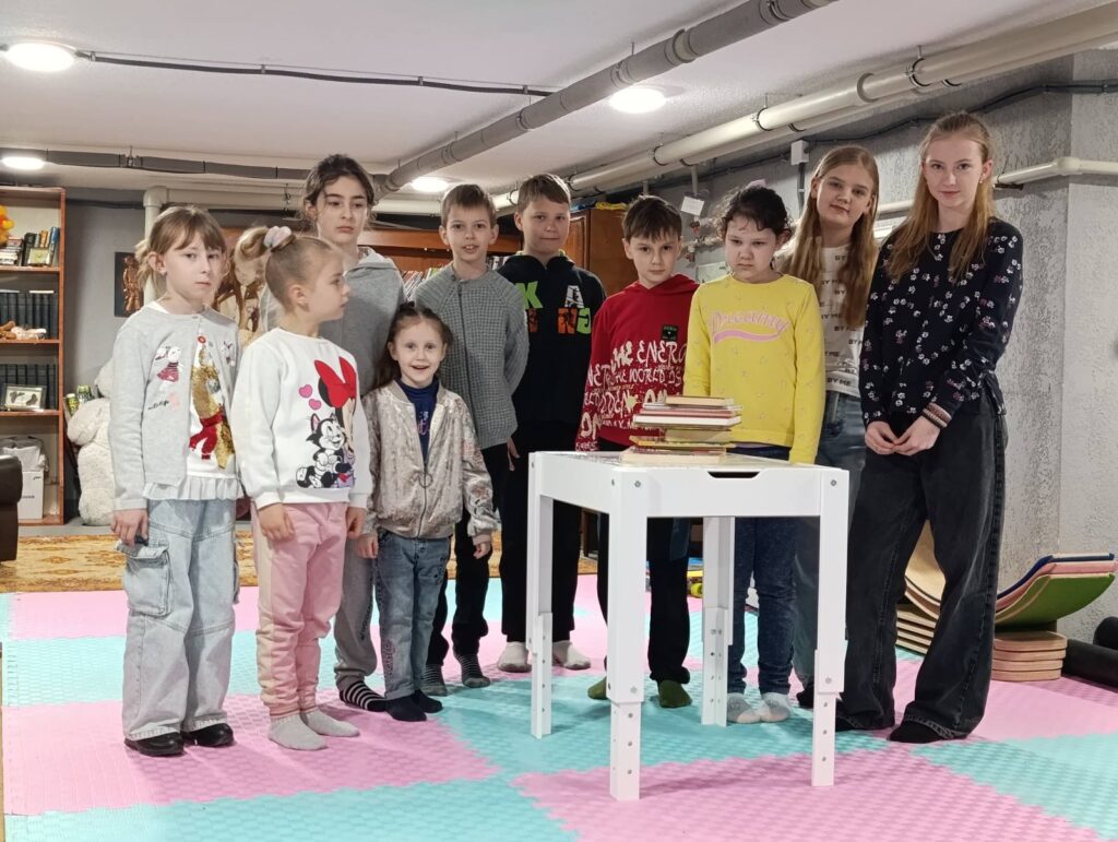 Учасники гри "Книжкова вежа", проведеної в укритті