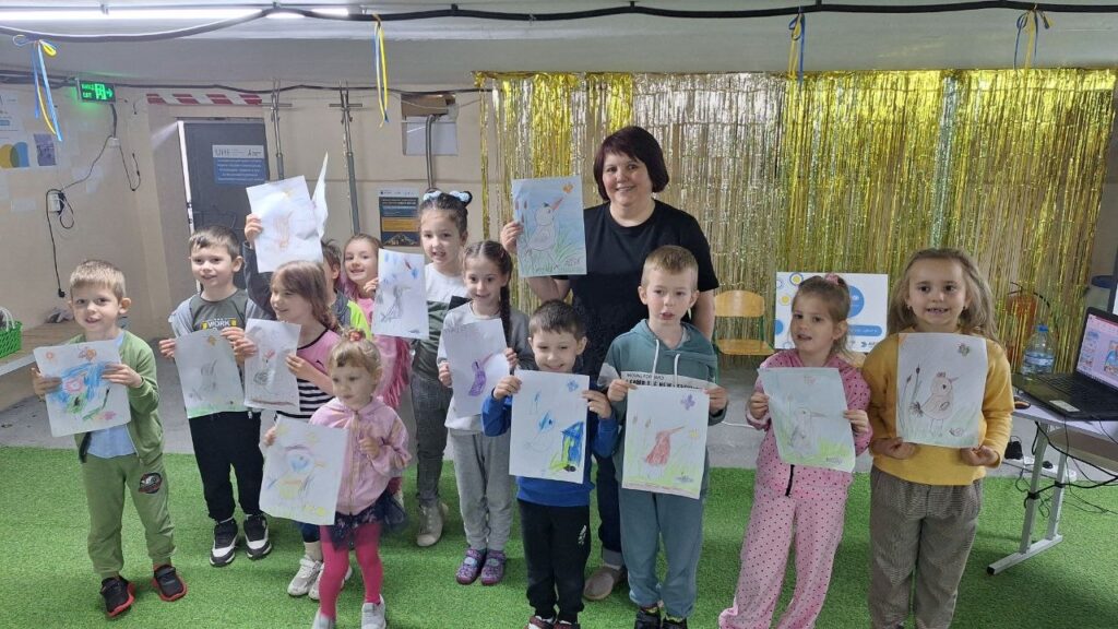 Учасники програми зі своїми малюнками